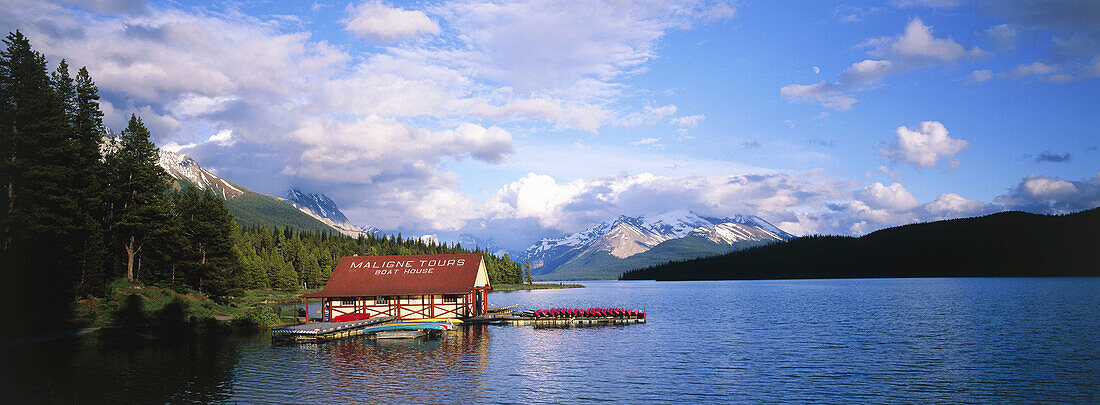 Maligne Lake, Jasper National Park. Alberta, Canada