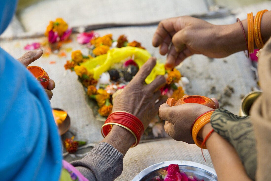 Preparing for puja (devotional Hindu practise) by river Ganges at Kumbh Mela festival. Allahabad, Uttar Pradesh, India