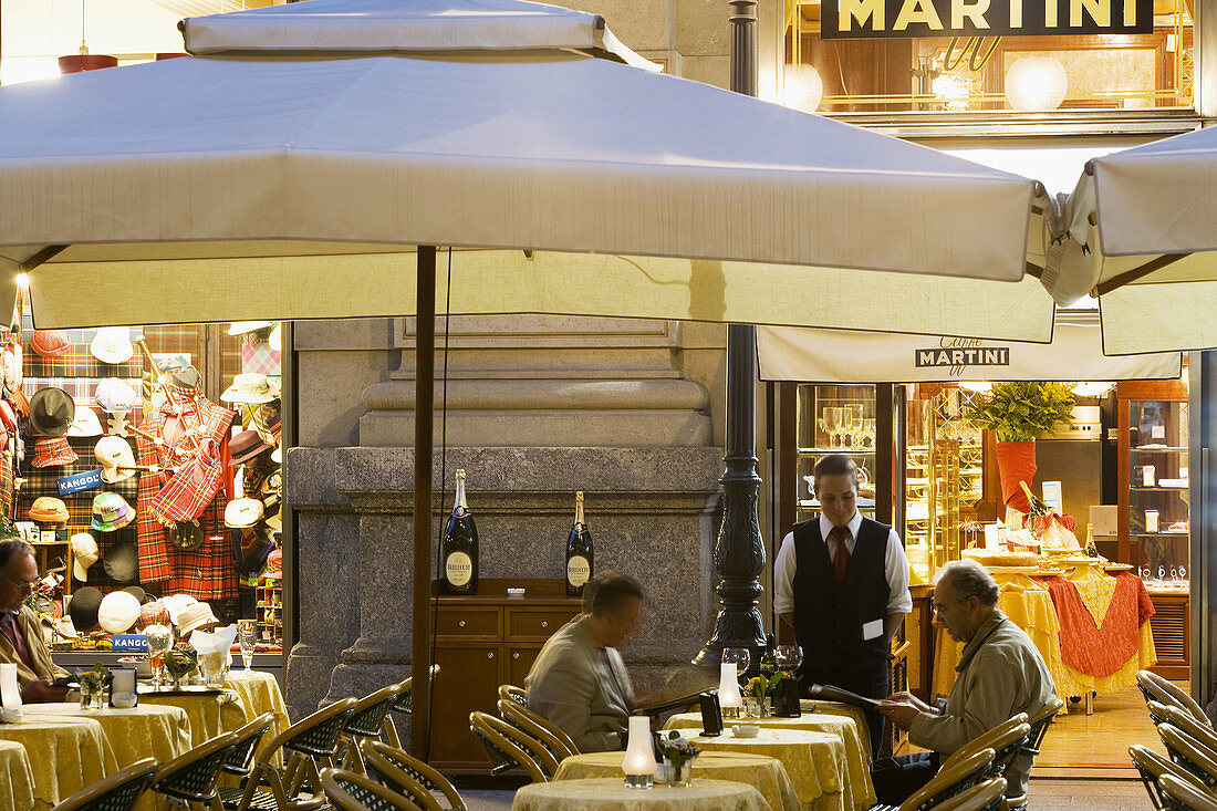 Pavement restaurant in Piazza Del Duomo, Milan, Italy