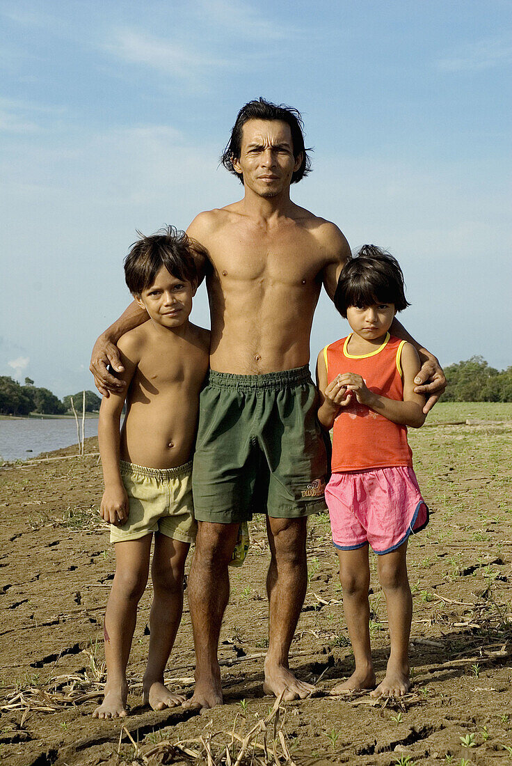 Emerson Castro and children. Fisher families, living near Santarém, in Jeri canal, tributary of Amazonas river. Brazil.