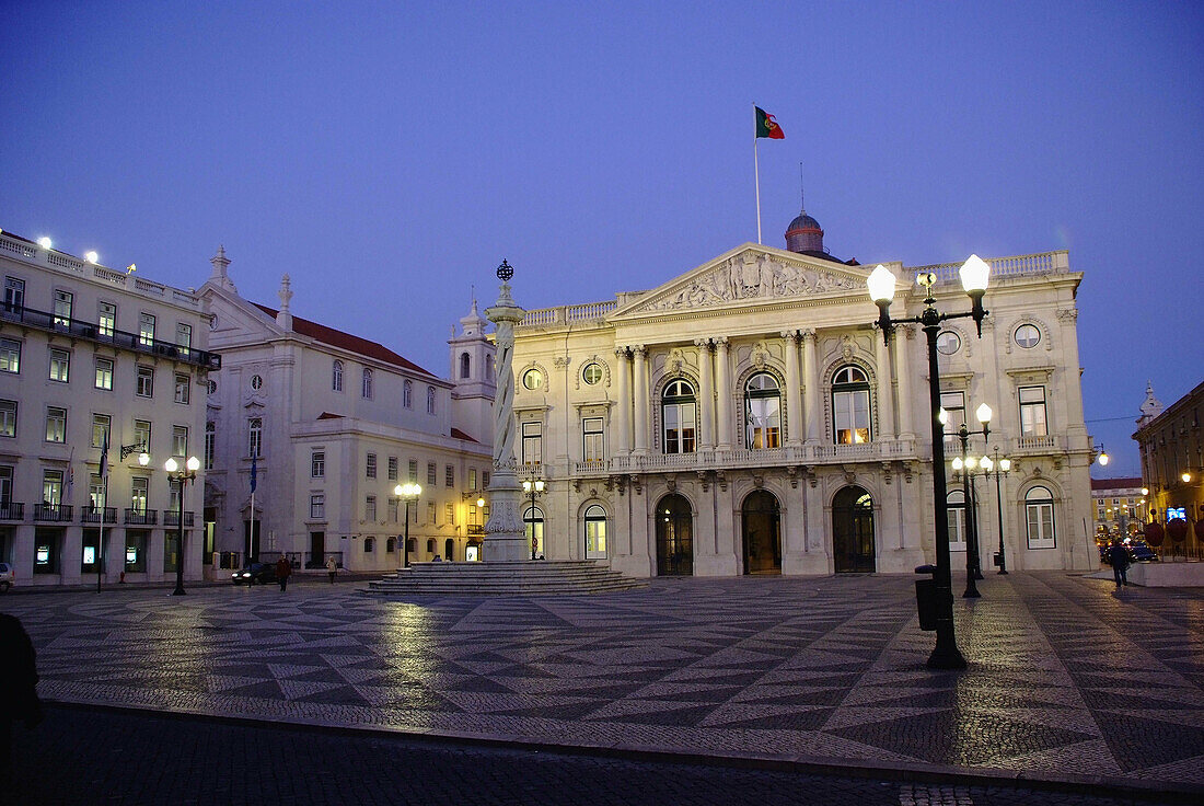 Praça do Municipio, con O Pelourinho en el centro. Lisboa.