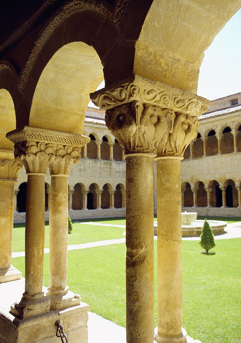 Kapitelle und Bögen im Kreuzgang des Klosters Santo Domingo de Silos (11. Jahrhundert). Provinz Burgos, Kastilien-León, Spanien