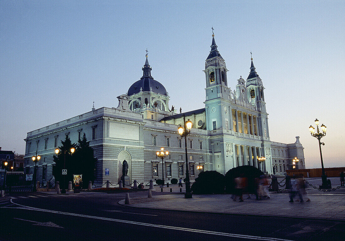 Die Almudena-Kathedrale bei Nacht, Madrid, Spanien