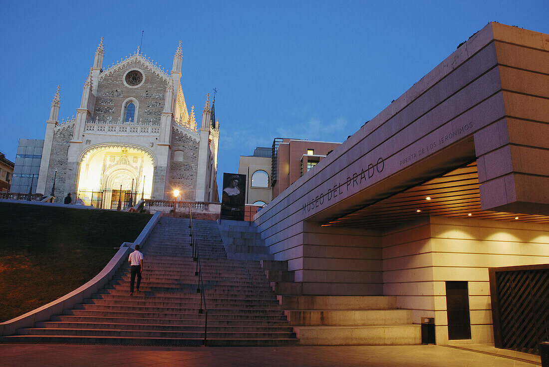 Prado-Museum und Kirche von San Jeronimo el Real bei Nacht, Madrid, Spanien