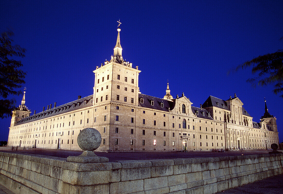 Königliches Kloster Nachtansicht San Lorenzo del Escorial Provinz Madrid Spanien