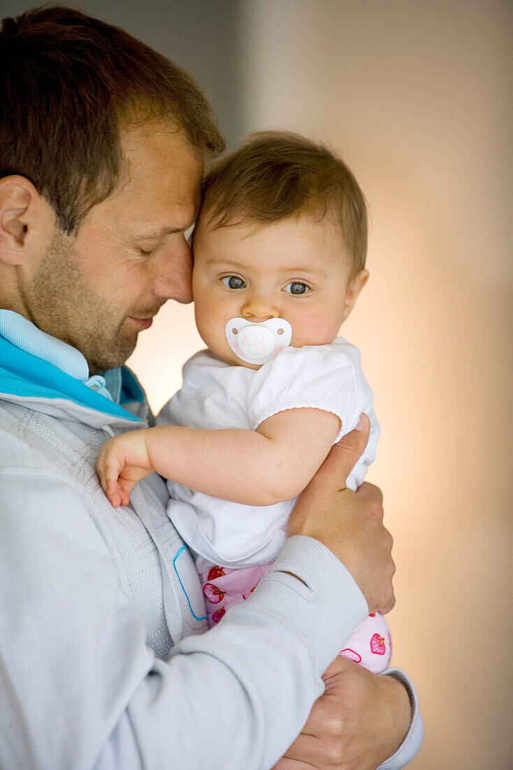 Vater hält Baby (8 Monate) im Arm, Wien, Österreich
