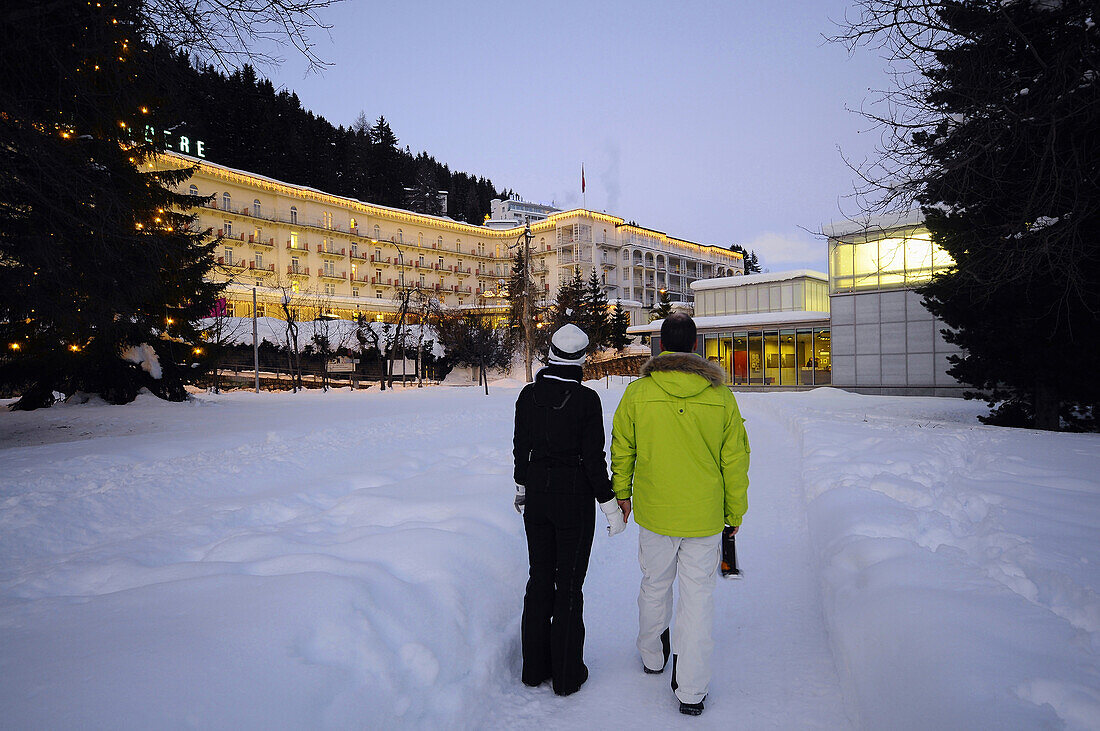 Paar blickt auf Kirchner Museum und Hotel Belvedere, Davos, Graubünden, Schweiz