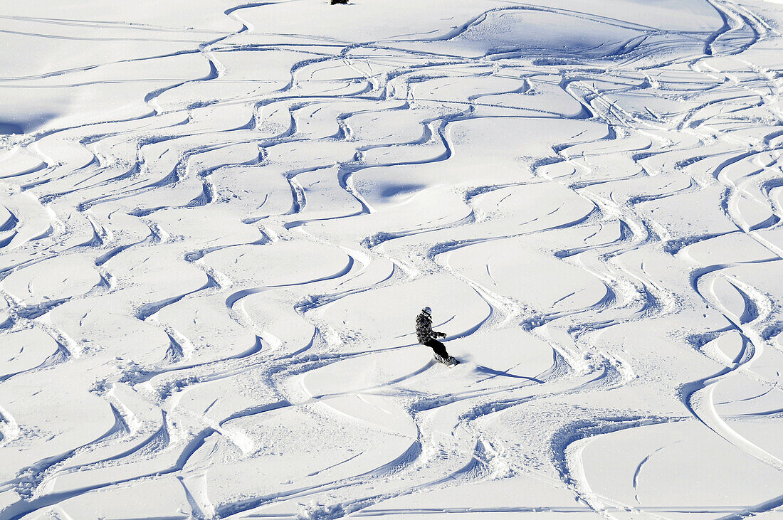 Snowboarderin auf der Piste, Davos, Graubünden, Schweiz