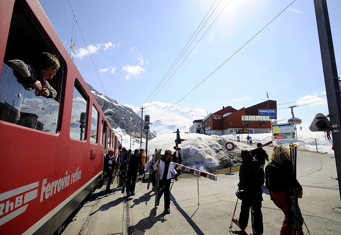 Skifahrer steigen aus Schmalspurbahn, Diavolezza, Engadin, Graubünden, Schweiz