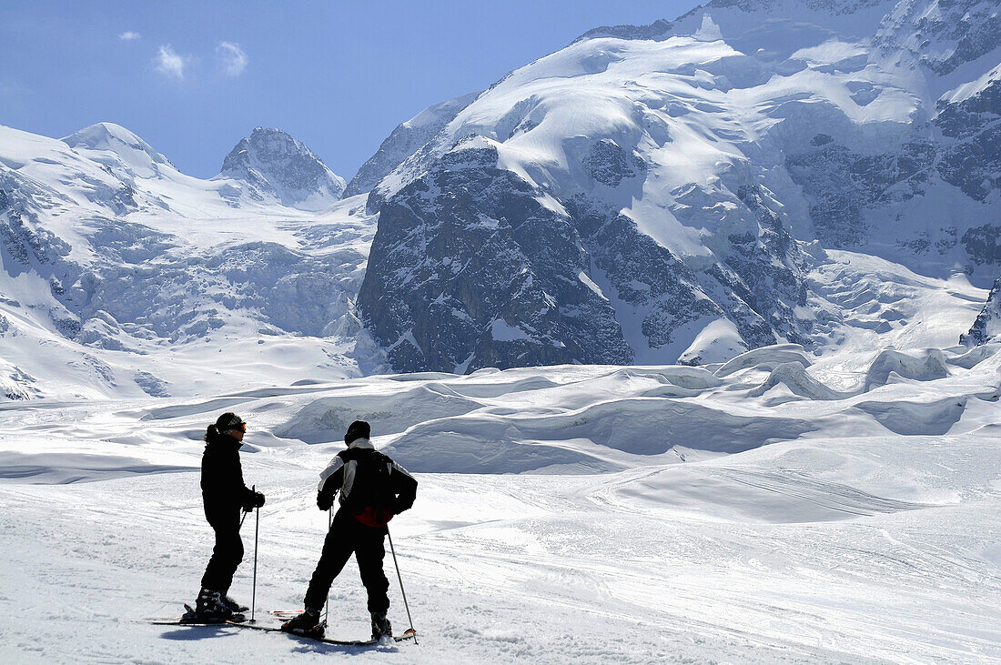 Zwei Skifahrer im Morteratschtal, Berninagruppe, Graubünden, Schweiz