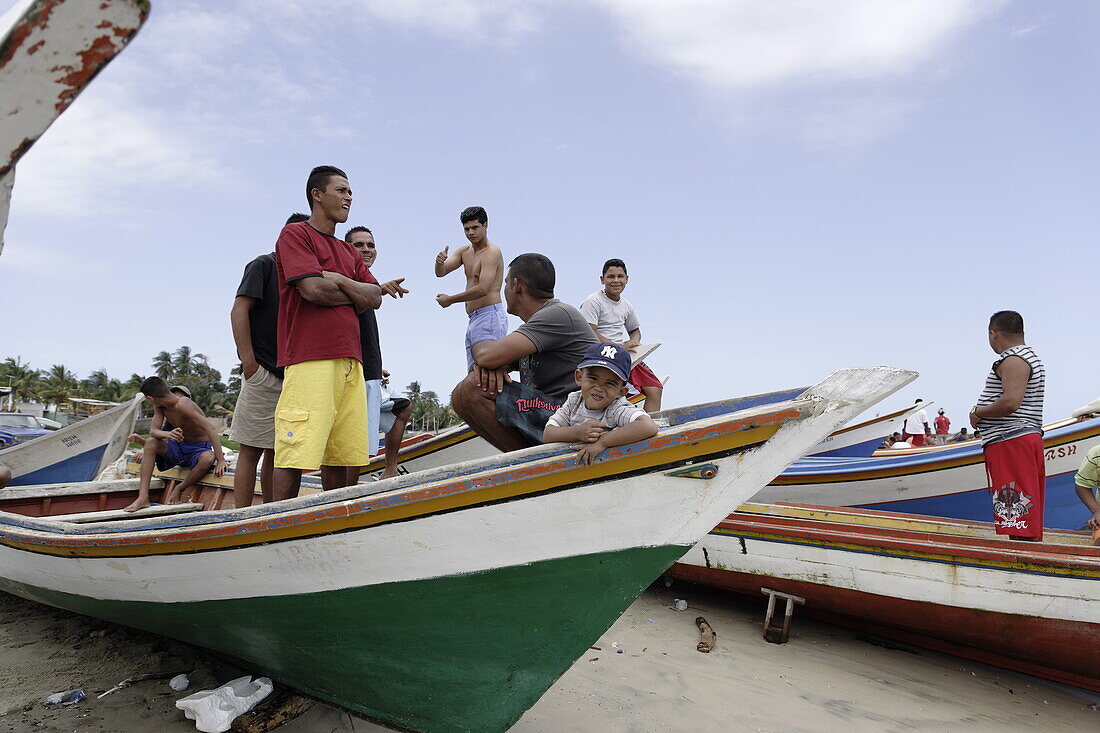 Gruppe Fischer und Kinder in Fischerbooten, Playa El Tirano, Isla de Margarita, Nueva Esparta, Venezuela