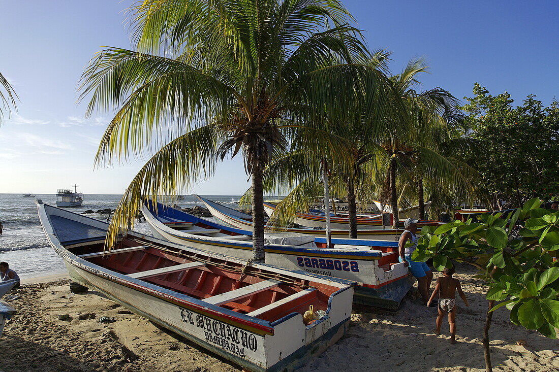 Fischerboote am Strand von Playa Zaragoza, Pedro Gonzales, Isla Margarita, Nueva Esparta, Venezuela