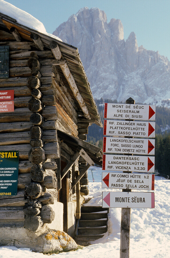 Wegweiser an der Hütte, Winter, Seiseralm, Sella, Dolomiten, Südtirol, Italien