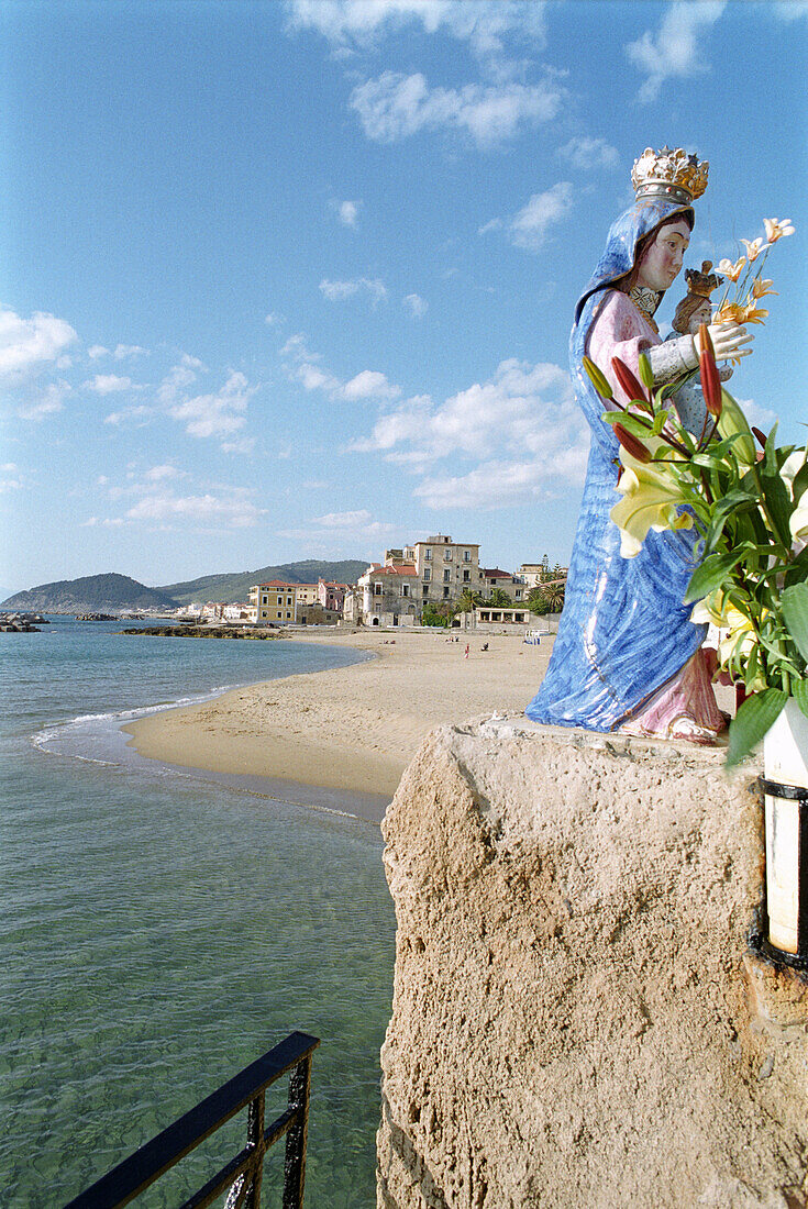 Marienstatue am Strand, Santa Maria di Castellabate, Castellabate, Cilento, Italien