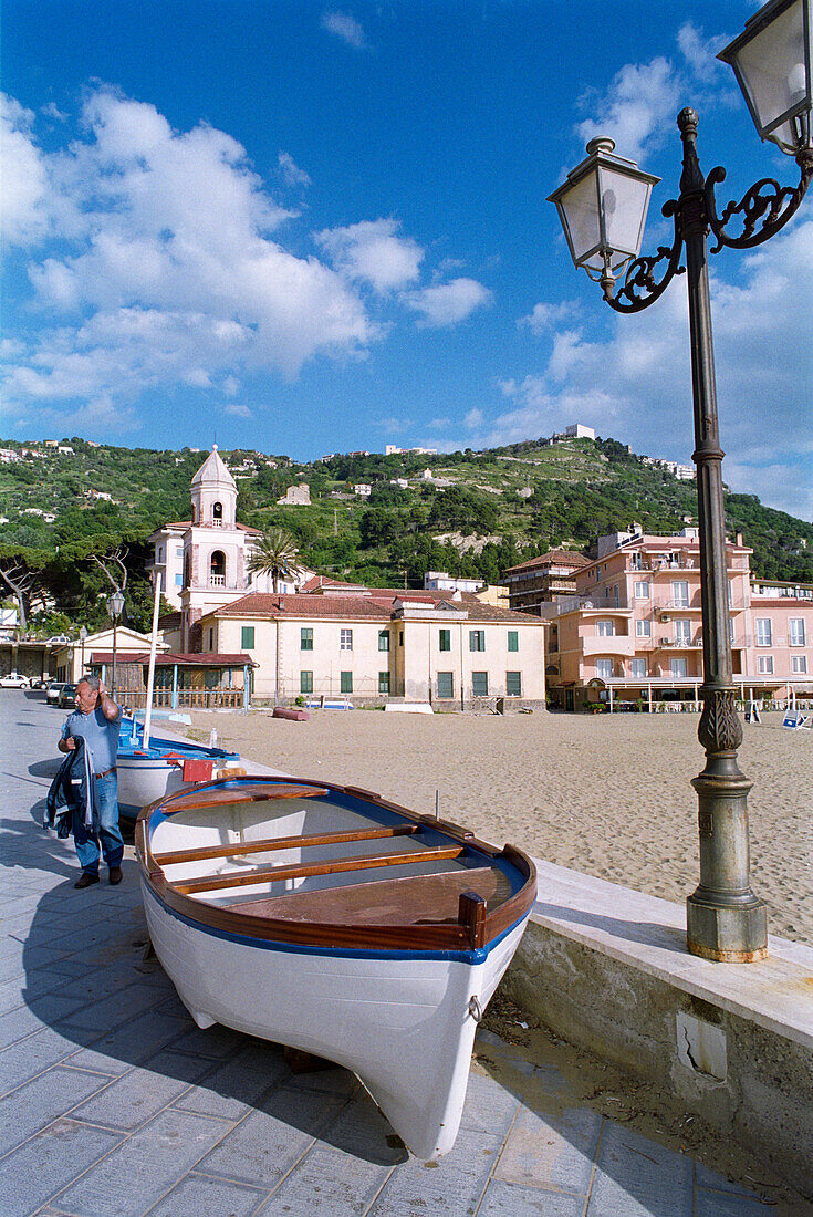 Strand und Promenade mit Boot, Santa Maria di Castellabate, Castellabate, Cilento, Italien