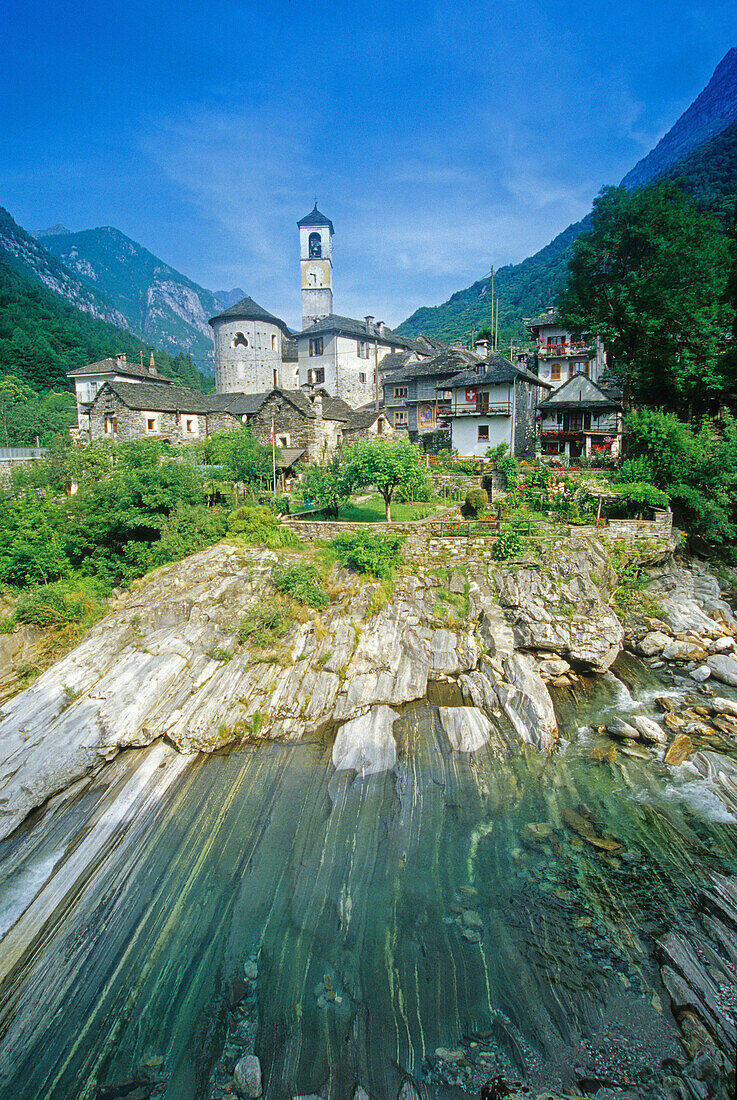 Das Dorf Lavertezzo im Valle Verzasca unter Wolkenhimmel, Tessin, Schweiz, Europa