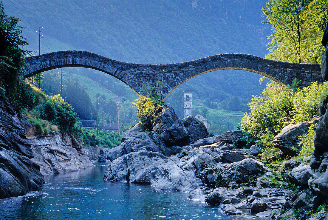 Die Steinbrücke Ponte dei Salti über einem Fluss, Valle Verzasca, Tessin, Schweiz, Europa