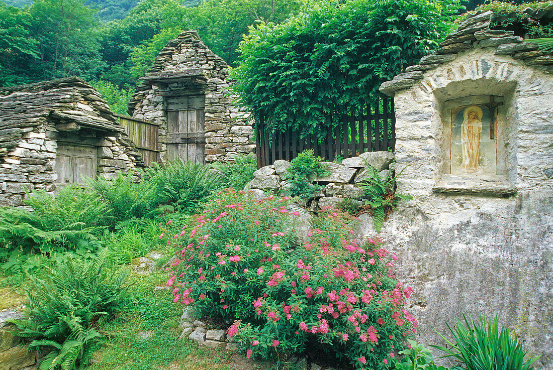 Alte Steinhäuser und Marienbild, Valle Verzasca, Tessin, Schweiz, Europa