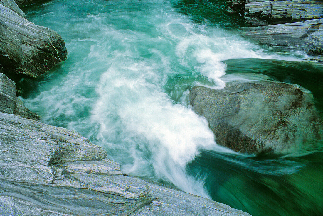 Stromschnellen zwischen den Felsen im Valle Verzasca, Tessin, Schweiz, Europa