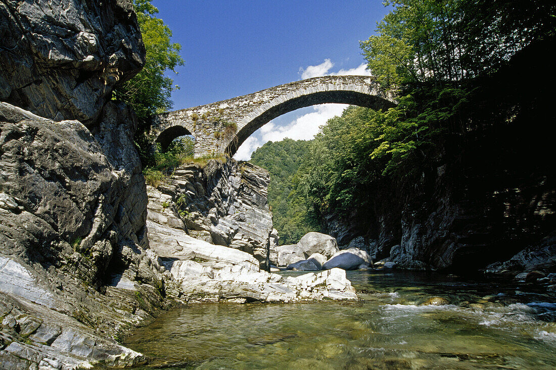 Steinbrücke im Valle Lavizzara im Sonnenlicht, Tessin, Schweiz, Europa