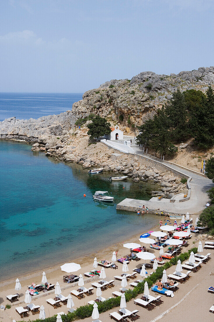 Menschen am Strand in der Paulus Bucht, Lindos, Rhodos, Dodekanes, Ägäis, Griechenland, Europa