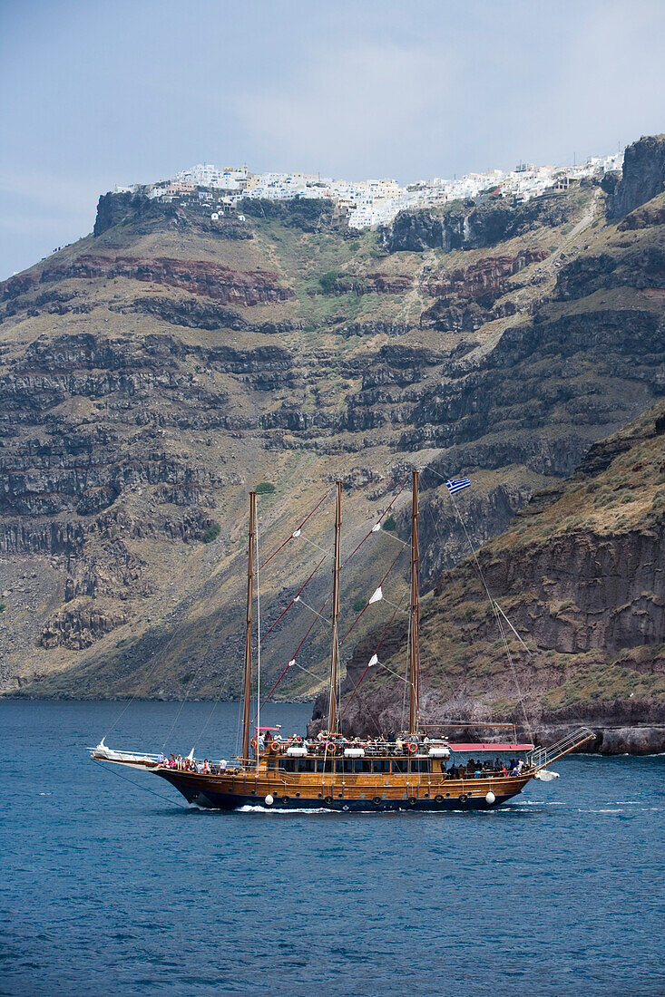 Segelboot bei Ausflug durch Krater, Santorini, Kykladen, Griechenland, Europa