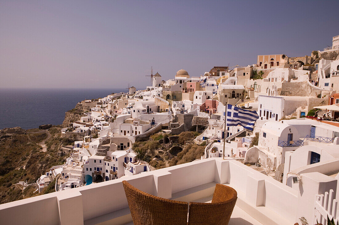 Blick von einem Balkon auf Häuser am Hang, Oia, Santorin, Kykladen, Griechenland, Europa