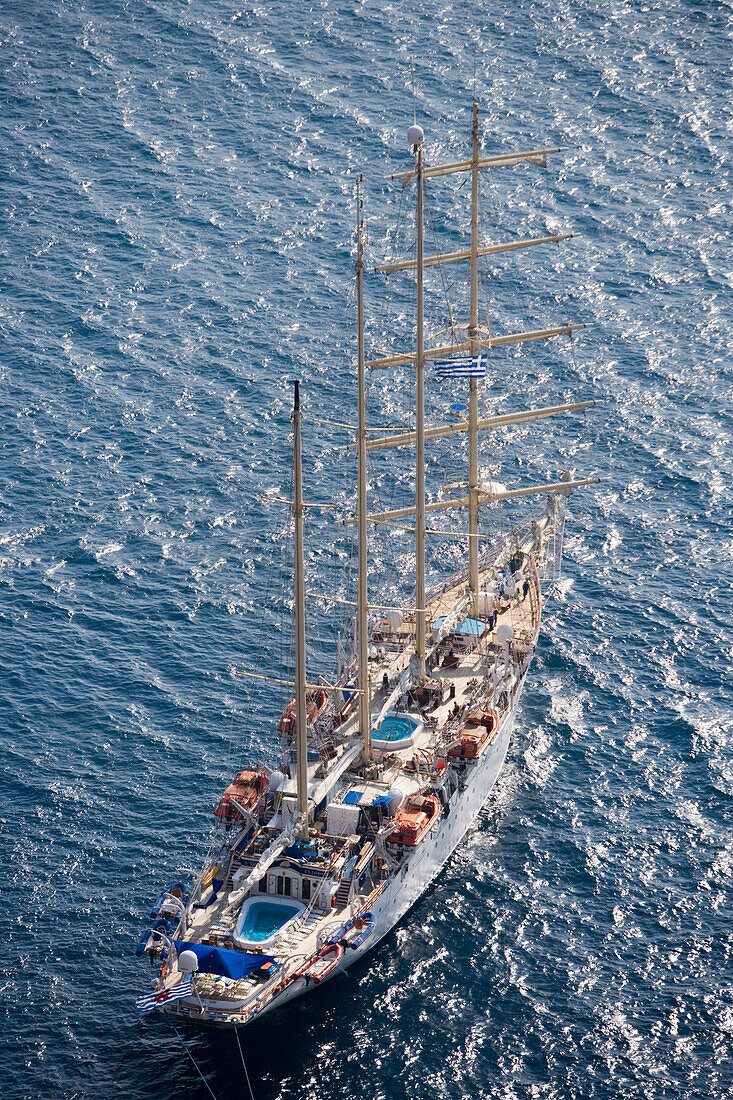 Blick von oben auf Großsegler Star Clipper vor Anker, Santorin, Kykladen, Griechenland, Europa