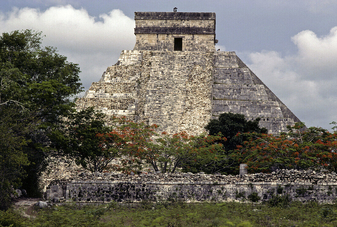Pyramid of Kukulcan (aka 'El Castillo'), Chichen Itza. Yucatan, Mexico