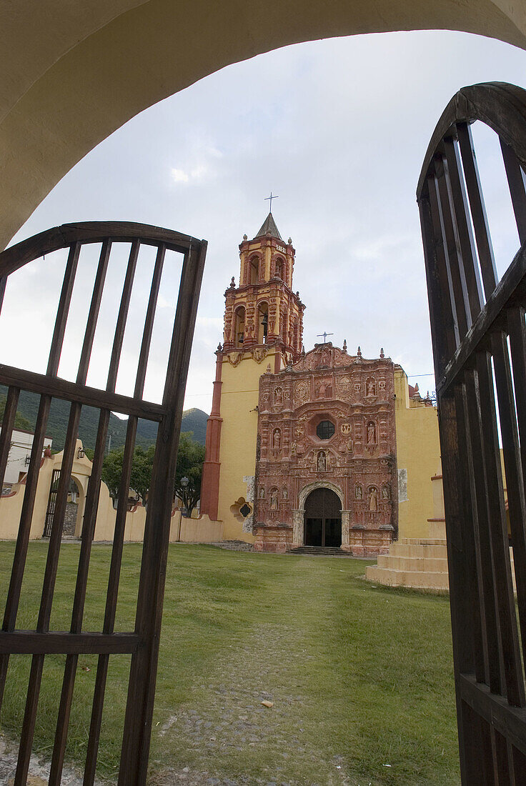 Architektur, Aussen, Draussen, einrahmen, Eisentor, Eisentore, Farbe, Gebäude, Kirche, Kirchen, Länder, Menschenleer, Mexiko, Misión Concá, Niemand, Offen, Plätze der Welt, Queretaro, Querétaro, Rahmen, Reise, Reisen, Sierra Gorda, Tageszeit, Tourismus, T