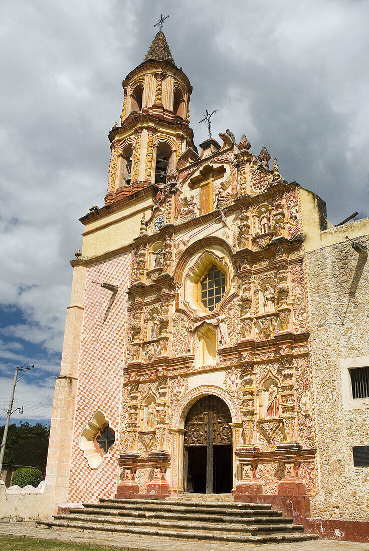 Architektur, Aussen, Bewölkt, Draussen, Farbe, Gebäude, Kirche, Kirchen, Länder, Mexiko, Misión Concá, Plätze der Welt, Queretaro, Querétaro, Reise, Reisen, Sierra Gorda, Tageszeit, Tourismus, V03-699010, agefotostock