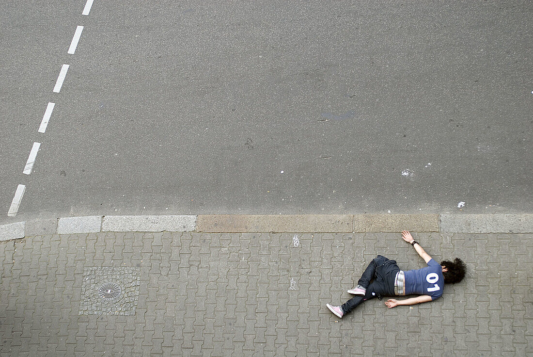 Accident, Accidents, Asphalt, Color, Colour, Daytime, Dead, Death, Exterior, Fall, Falling, From above, Ground, Grounds, Negative, Negative concept, One, One person, Outdoor, Outdoors, Outside, Single person, Street, Streets, Victim, Victims, View from ab