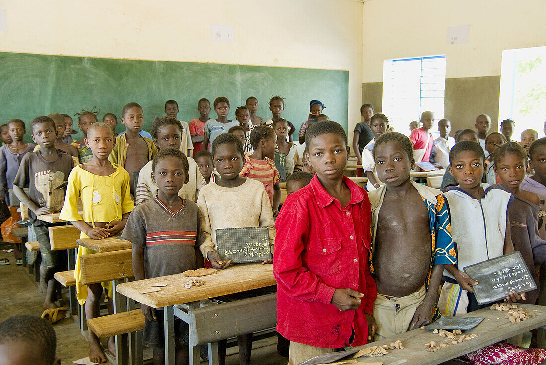 Burkina Faso. Sahel. Lobí Country. School Gaoua. Elementary students.