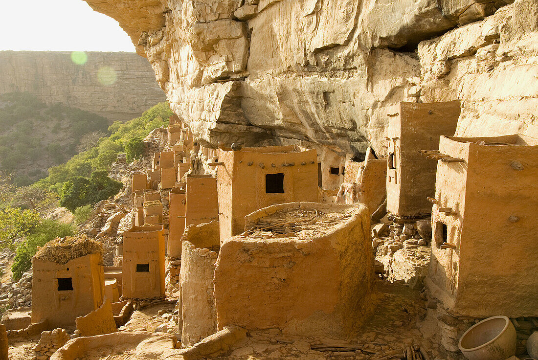 Mali. Sahel. Dogon Land. Village of Ende.Traditional architecture. Unesco World Heritage Site. Cliffs of Bandiagara.