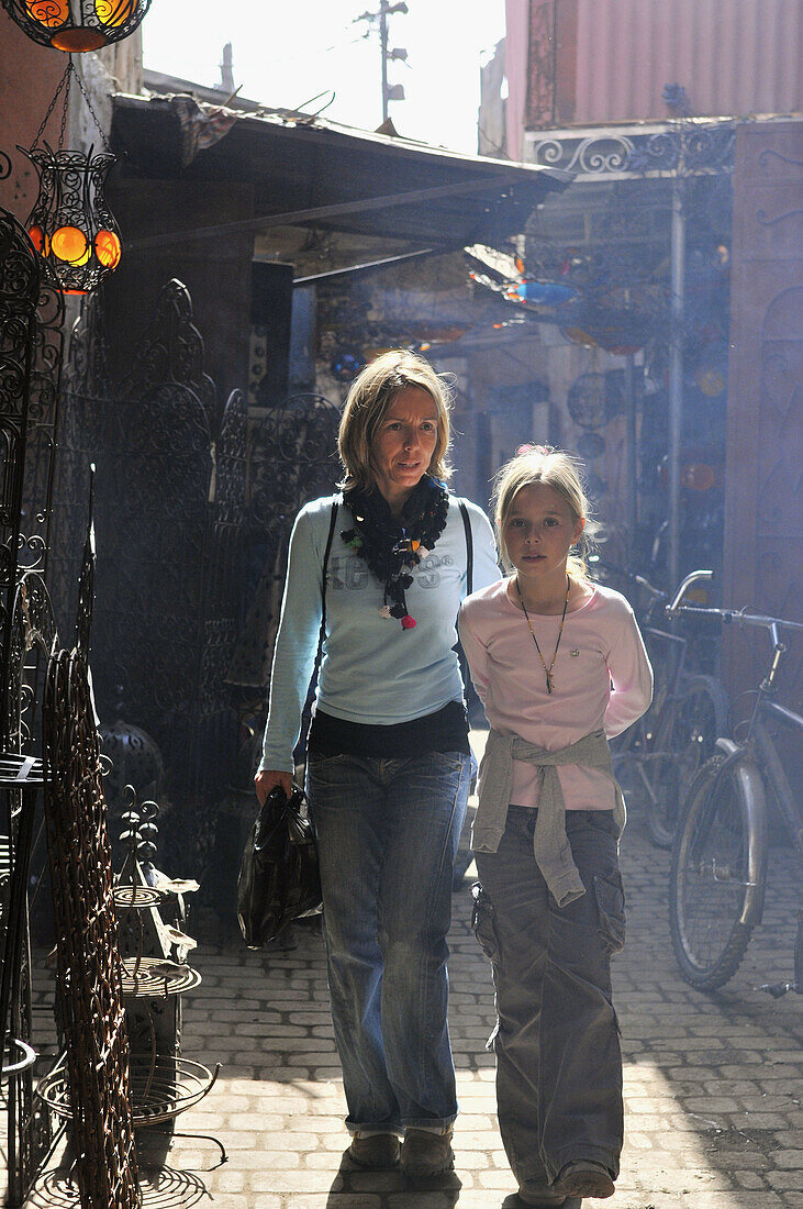 Familie, Farbe, Frau, Frauen, Gehen, Gehend, Gehende, Kind, Mädchen, Marakech, Mutter, Strasse, Vertikal, Weiblich, Zusammen, A75-731160, agefotostock 