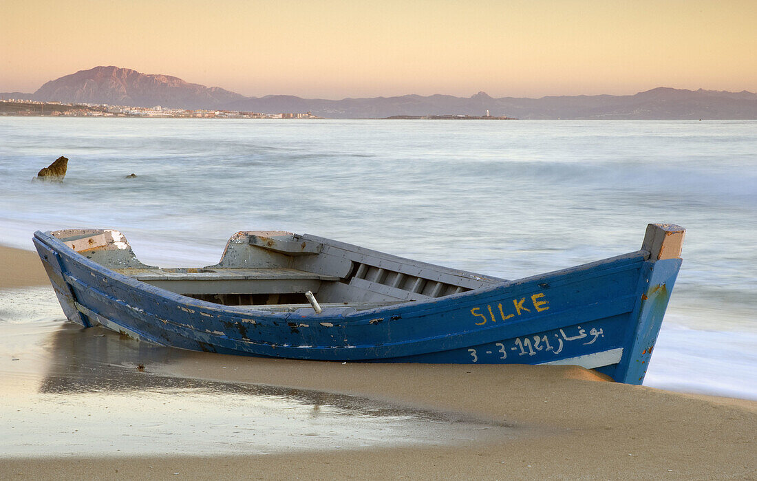 Aufgegeben, Boot, Cadiz, Meer, Meerlandandschaft, Patera, See, Sonnenuntergang, Sonnenuntergänge, Spanien, Strand, Tarifa, A75-828827, agefotostock 