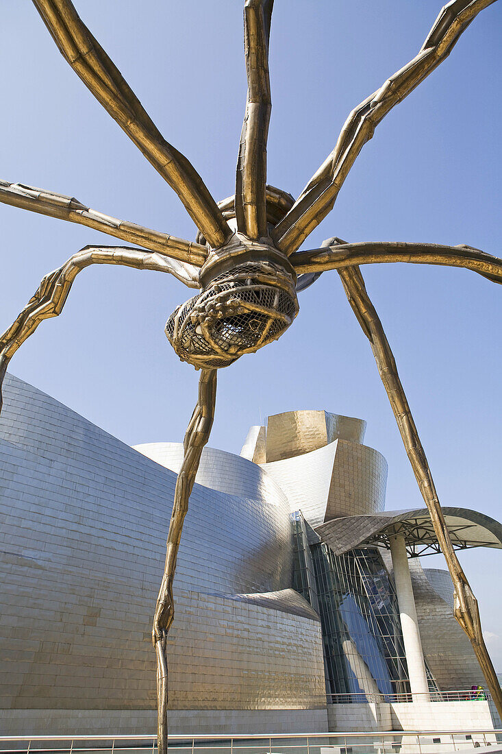 Spain,  Euskadi,  Biscaya,  City of Bilbao,  Guggenheim Museum built in 1997 by canadian architect Frank Gehry,  sculpture ´Maman´ by Louise Bourgeois