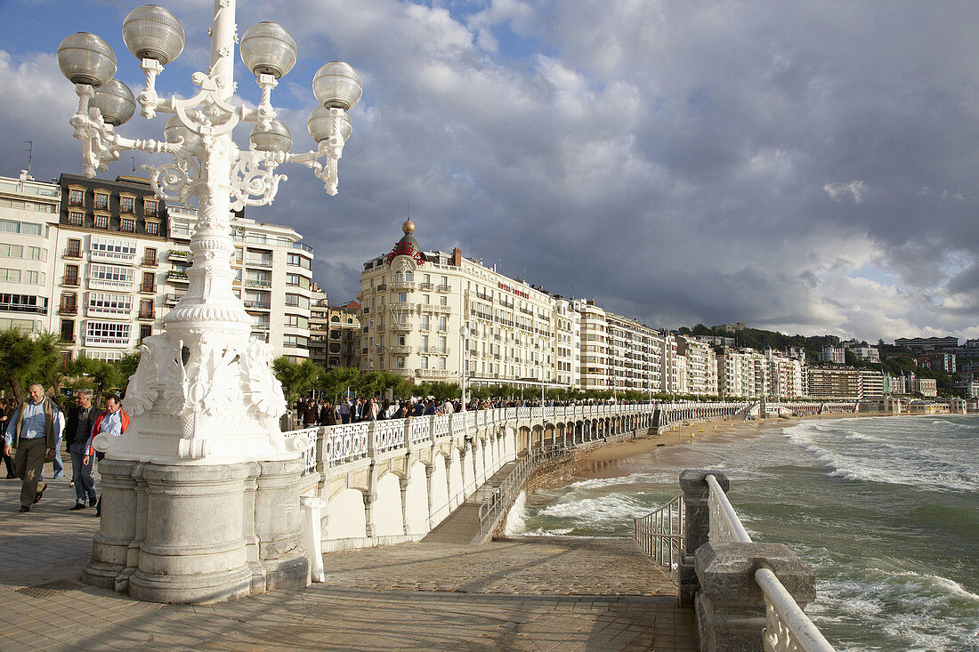 Hotel Londres und La Concha-Promenade, San Sebastian, Guipuzcoa, Baskenland, Spanien