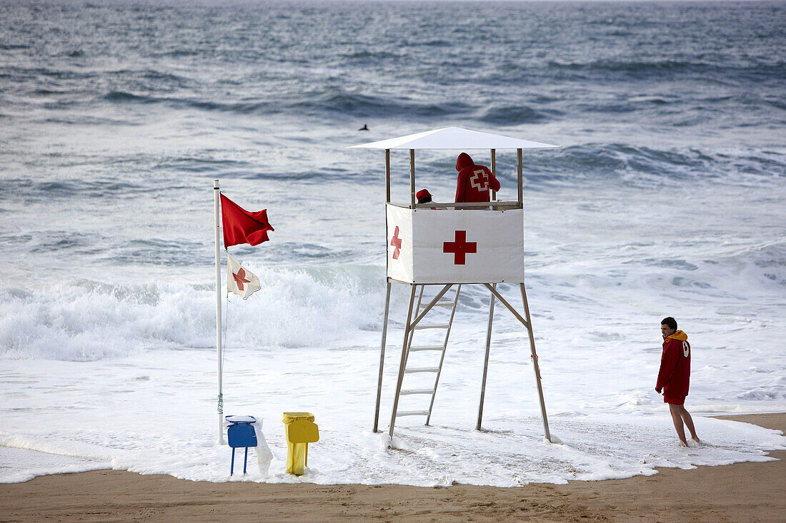 Rettungsschwimmerstuhl des Roten Kreuzes am Strand von Zurriola, San Sebastian. Guipuzcoa, Baskenland, Spanien