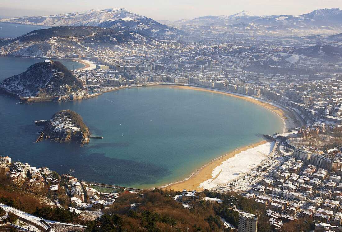 Die Bucht von La Concha, Schnee, Donostia (auch bekannt als San Sebastian). Guipuzcoa, Baskenland, Spanien