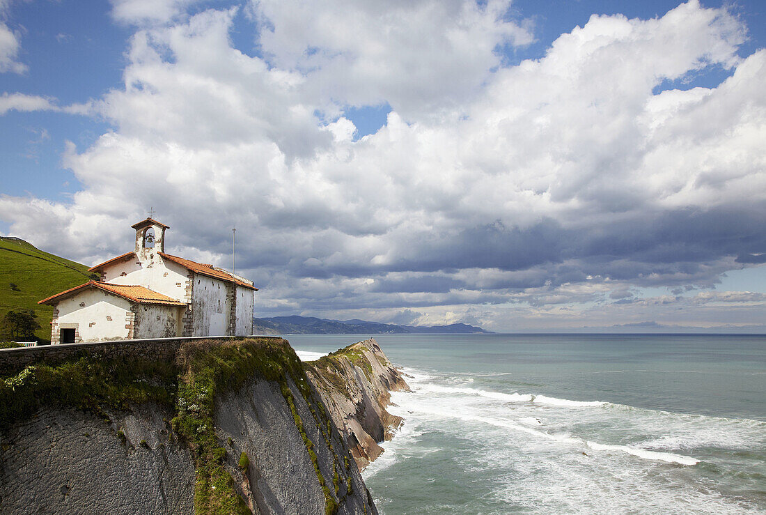 Kapelle von San Telmo, fliegende Gesteinsschichten, Zumaia, Guipuzcoa, Baskenland, Spanien