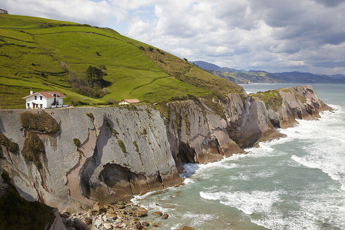 Fliehende Gesteinsschichten, Zumaia, Guipuzcoa, Baskenland, Spanien