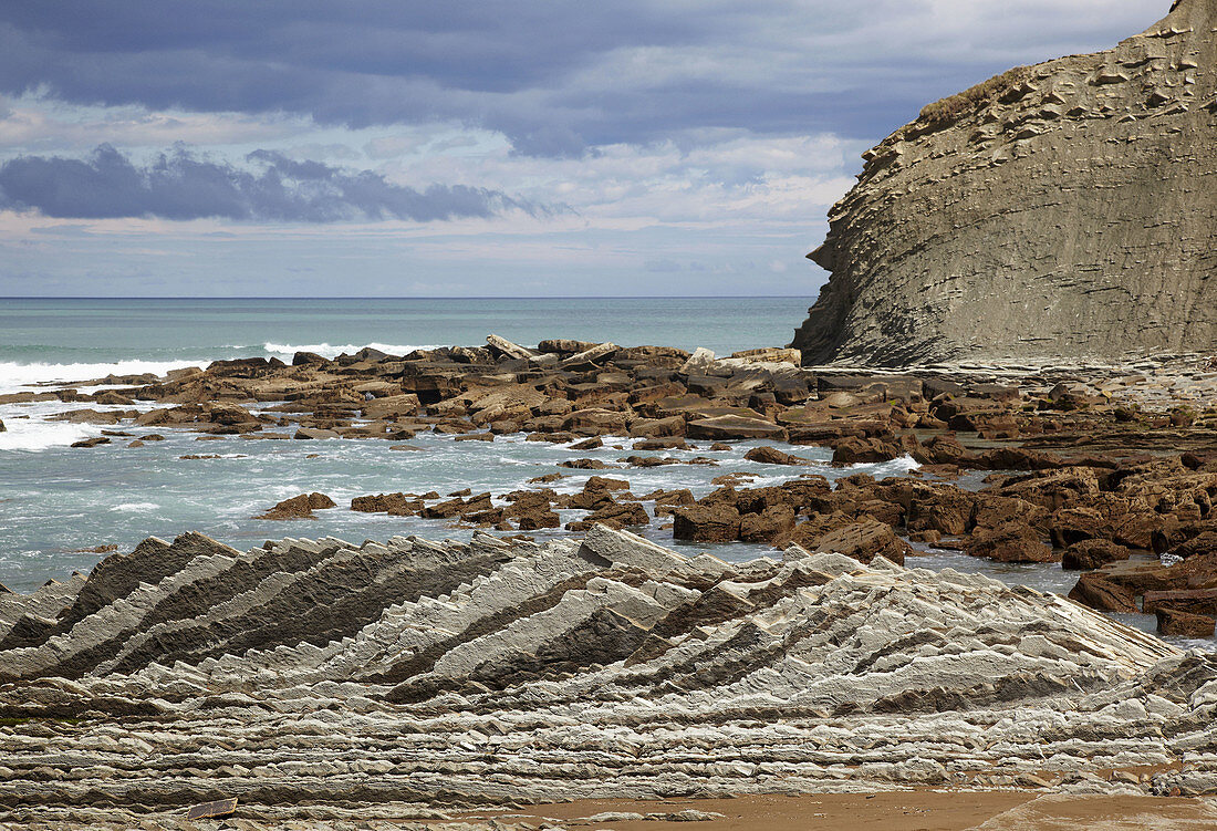 Fliehende Gesteinsschichten, Zumaia, Guipuzcoa, Baskenland, Spanien