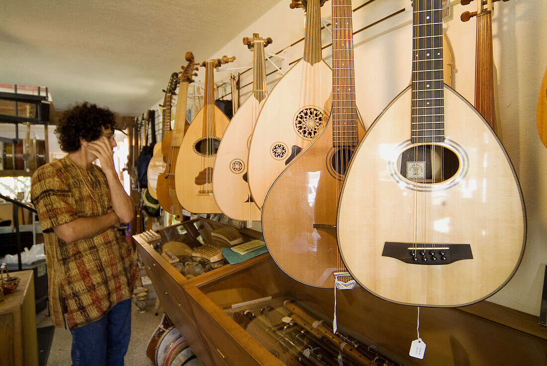 California, Mendocino Guitars sells and trades instruments