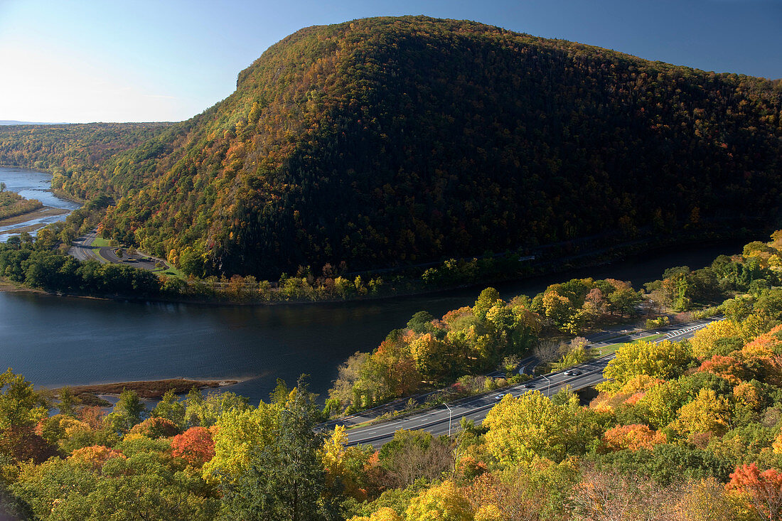Overlook fall foliage mount minsi from mount tammany trail appalachian trail deleware water gap New Jersey. USA