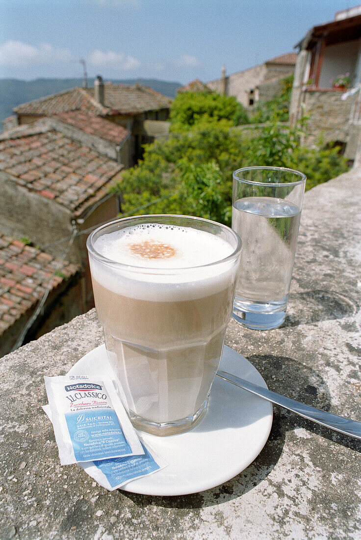 Latte Macchiato und Glas Wasser, Kaffee, Milchkaffee, Dächer, Castellabate, Cilento, Italien