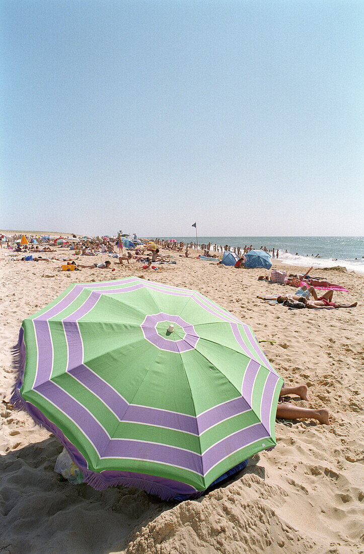 Sonnenschirm, Sonnenbaden am Strand, Moliets, Aquitanien, Frankreich