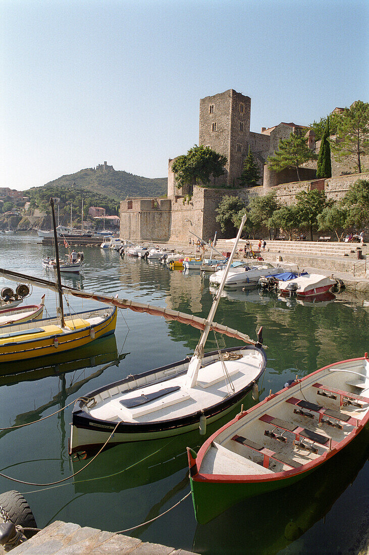Boote im Hafen von Collioure, Château Royal, Collioure, Languedoc-Roussillon, Südfrankreich, Frankreich