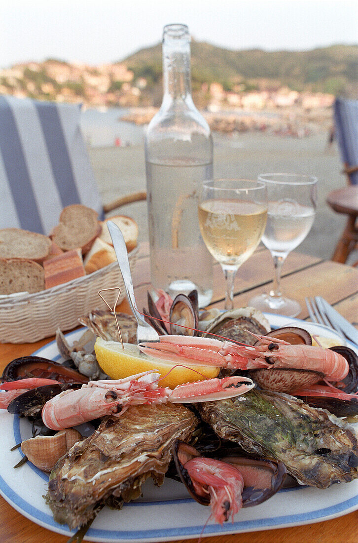 Teller mit Meeresfrüchte, Mittagessen, Restaurant am Strand, Hafen von Collioure, Languedoc-Roussillon, Südfrankreich, Frankreich