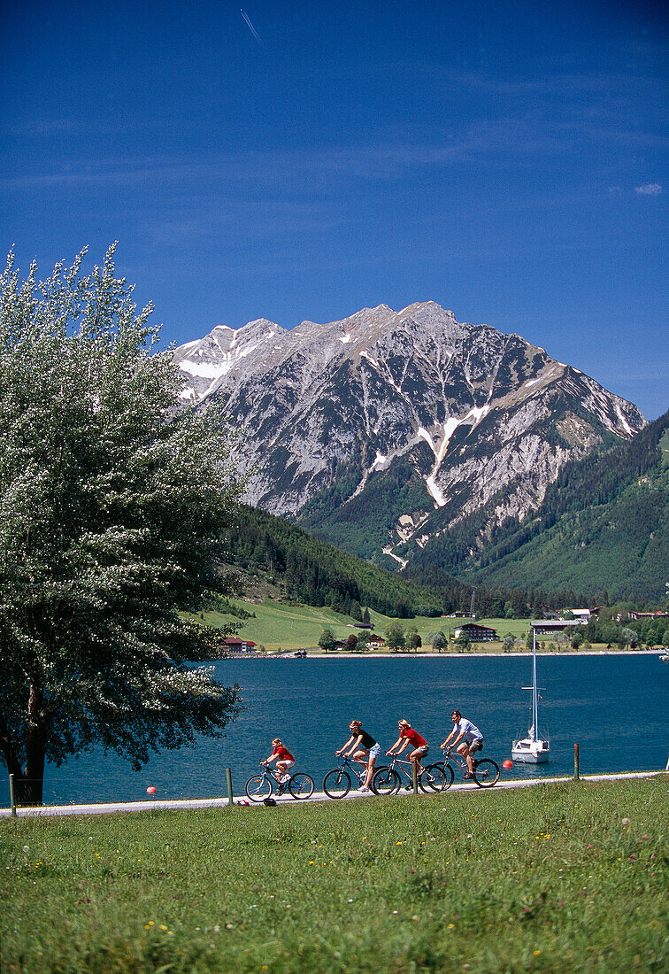 Familie auf Fahrrädern am Achensee, Tirol, Österreich, Europa